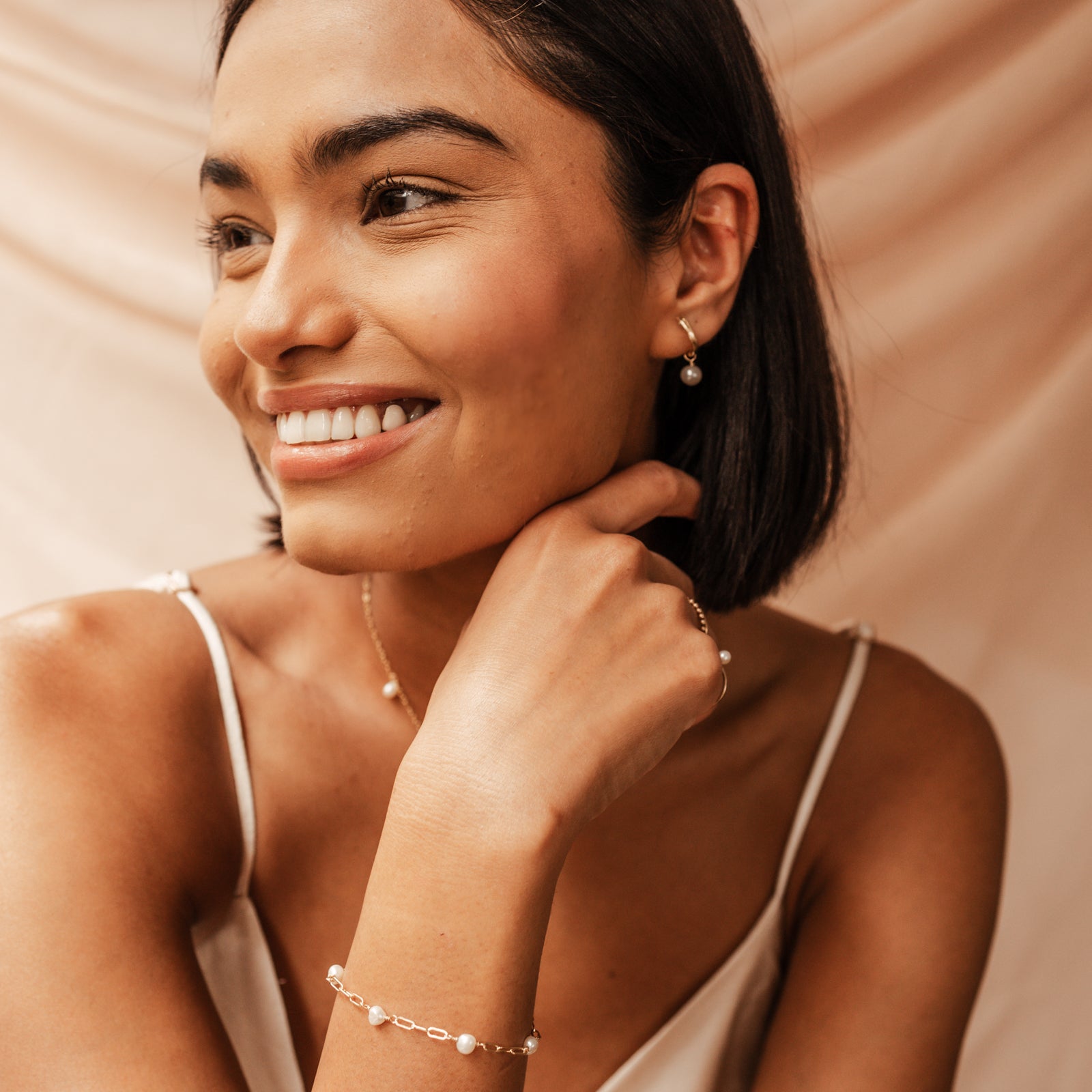 Personalised jewellery - KBN Jewellery - handmade jewellery – Personalised Jewellery gifts – Dainty jewellery – pearl jewellery – pearl bracelet – dainty pearl bracelet – Mothers day gift – wedding gift – natural pearls – real pearl bracelet – linked chain with pearls between 