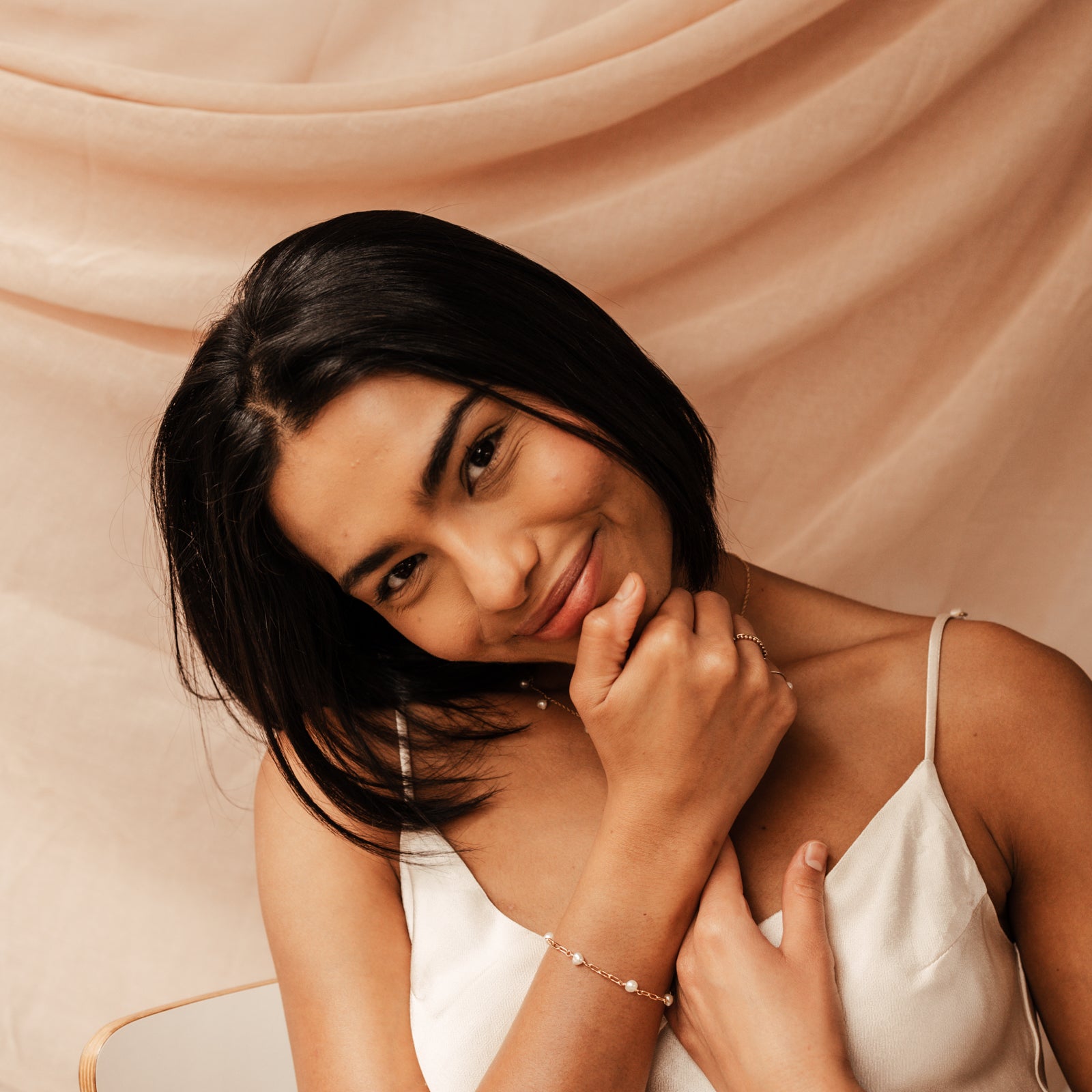 Personalised jewellery - KBN Jewellery - handmade jewellery – Personalised Jewellery gifts – Dainty jewellery – pearl jewellery – pearl bracelet – dainty pearl bracelet – Mothers day gift – wedding gift – natural pearls – real pearl bracelet – linked chain with pearls between 